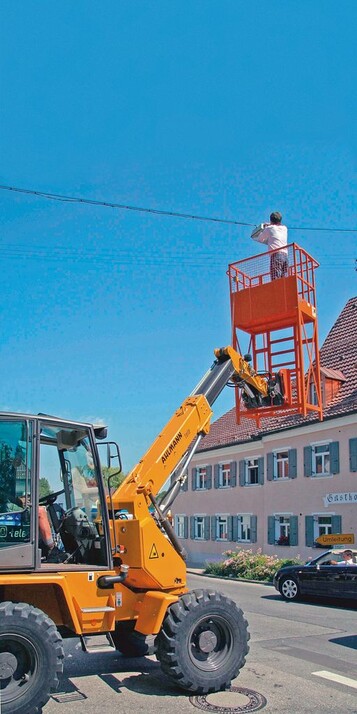Der Teleskop-Schwenklader Ahlmann AS90 tele erweitert mit Arbeitsplattform sein Einsatzfeld zustzlich