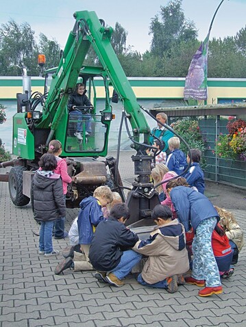 Die Hauptattraktion fr die meisten Schler: einmal auf dem Bagger sitzen