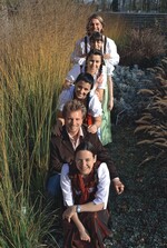 Zufriedene Gesichter bei den Machern in Tulln: Geschäftsführerin Doris Brandecker-Knerer, Markus Glanz, Sandra Pfister, Kerstin Veigl, Heidi Krätschmer und Mario Jaglarz (von vorne)