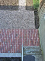 Die Terrasse des Hauses wurde wieder mit den historischoriginalen, rot-braunen Pflasterklinkern befestigt