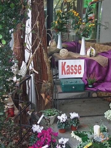 Die Kasse vor dem Geschft ist fest montiert und verschlossen