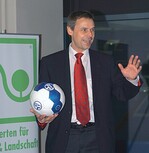 Der ehemalige Fußball-Profi Olaf Thon ist sich sicher: Kunstrasen wird im Profifußball an Bedeutung gewinnen