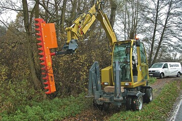  Zum Heckenschneiden am Straenrand braucht man schon eine Maschine, die dem Anbauwerkzeug genug Hydraulikl liefert hier der Lanz FB 3000