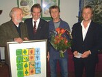 Peter Schraps gratuliert Werner (l.) und Florian Witte (r.) zum Jubiläum
