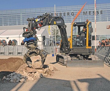 Kompakte Hydraulikbagger mit Schwenkrotatoren  hier eine Volvo-SMP-Kombination beim Messeauftritt  haben eine magische Anziehungskraft