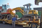 Tieflader mit Mobil- und Minibagger beladen – wenn sie an ausreichenden Zurrpunkten gesichert werden, ist das kein Problem