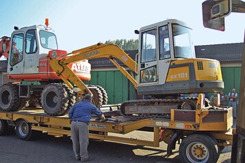Tieflader mit Mobil- und Minibagger beladen  wenn sie an ausreichenden Zurrpunkten gesichert werden, ist das kein Problem 