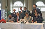 Unterzeichnung des Kooperationsvertrags (v.l.n.r.): Prof. Dr. Hannes Neumann, Prof. Dr. Reiner Klewen, Norbert Eichkorn, Prof. Dr. Roland Wöller, Frank Kupfer, Dr. Andrea Dietrich, Dr. Gerd Müller, Prof. Dr. Georg Backhaus