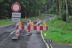 Das ist noch nicht die eigentliche Vollsperrung, diese folgt im Straßenverlauf – mit mindestens fünf roten Baustellenlampen im Dauerlicht und ohne Zusatzzeichen „Anlieger frei bis …“. Neben der Sperrung sind noch andere Sicherheitsmaßnahmen erforderlich