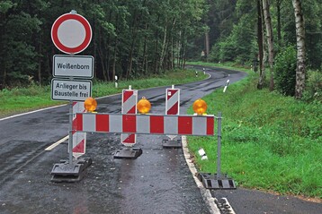 Das ist noch nicht die eigentliche Vollsperrung, diese folgt im Straenverlauf  mit mindestens fnf roten Baustellenlampen im Dauerlicht und ohne Zusatzzeichen „Anlieger frei bis “. Neben der Sperrung sind noch andere Sicherheitsmanahmen erforderlich