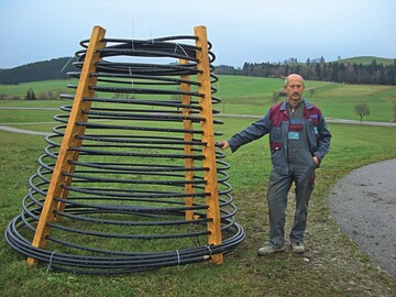 Ludwig Baur baut seinen Kunden die passenden Erdwrmekrbe fr ihre Wrmepumpe in den Hausgarten. Sie lassen noch gengend Spielraum fr knftige Grngestaltung