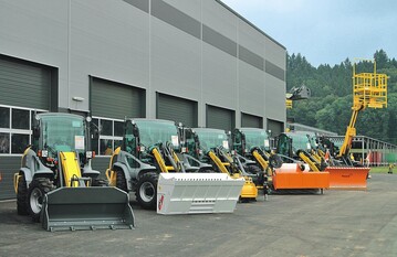 1 Die ganze Vielfalt passiver und hydraulischer Anbaugerte fr leistungsfhige Allradlader prsentiert Kramer an seinem neuen Firmen- und Fertigungsstandort in Pfullendorf