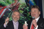 Gut beschirmt konnte sich der neue bayerische Landwirtschaftsminister Helmut Brunner (r.) bei den Landschaftsgärtnern seines Freistaats fühlen – hier neben Präsident Ulrich Schäfer