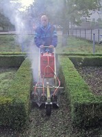 1 Infrarotbrenner gibt es von Puzzy-Boy in tragbaren Größen bis zu Anbauten für Geräteträger. Sie zerstören Bewuchs mit Hitze, aber ohne Flammenbildung