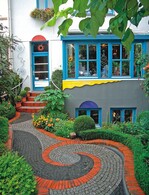 Links: Pflasterungen mit aufwendig geschnittenen Steinen sind ein Markenzeichen von Avantgardeners