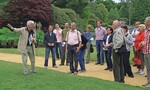 Reiseleiter Werner Molitor erläutert vor dem Rundgang kurz das Planungskonzept von Sheffield Park