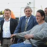 Geschäftsführer Peter Knappmann (l.) stellt Arbeits- und Sozialminister Karl-Josef Laumann den ersten Mitarbeiter der ecoverde, Dietmar Zils (r.), vor