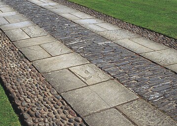 Hauptweg in Dartington Hall/GB. Kieselpflaster, liegend und hochkant eingebaute Platten bilden einen sehr schn gestalteten Belag