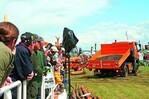 Besucher am Unimog-Stand