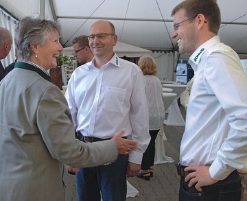 1 Freude bei der Jubilumsfeier: Ingrid John, Witwe des Firmengrnders Randolf John, begrt die Geschftsfhrer Alexander Hofbauer (Mitte) und Christoph Dahners