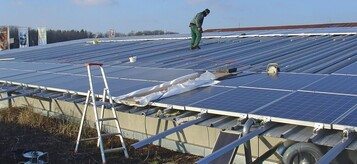 1	In zwei Etappen wurden die Module auf dem Dach von Rolf Denzels Betriebsgebude im Singener Industriegebiet montiert. Die Rendite kalkuliert er bewusst sehr vorsichtig