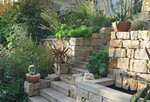 1 Die fast quadratischen Formate stellten den Landschaftsgärtner vor Probleme – für ein optimales Mauerbild wäre viel mehr Arbeit für das Zurichten angefallen
