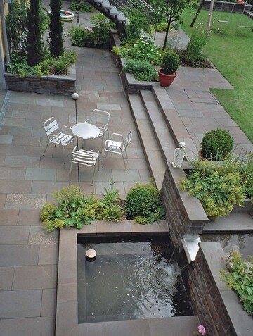 Schn edel: Geschnittene und geflammte Grauwacke prgt das Bild der Terrasse