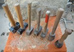 1 Ohne Fäustel/Schlägel geht in der Steinbearbeitung gar nichts; hier gleich die ganze Vielfalt