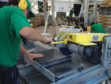 Der Schneidkopf ist bei Tischsgen, wie dieser Diamatic A 44 der Schweizer Firma Fuhrer + Bachmann, federnd gelagert und im Hhenwinkel verstellbar