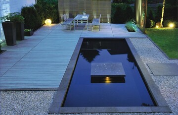 Der formal gestaltete Licht-Mustergarten enthlt alle, fr einen Hausgarten typischen Elemente  so auch ein 6 x 2,5 m groes Wasserbecken, die Oberflche des Trittsteins in der Mitte ist mit Lichtfasern iluminiert, unter dem Trittstein ist eine LED montiert, die in einem warmen Farbton leuchtet