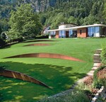 Der ausgezeichnete Garten von Rainer Schmidt: Geschwungene Corten-Stahlbänder terrassieren die Rasenfläche