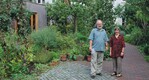Michael Weinmann und Ute Hildebrand in ihrem Siegergarten