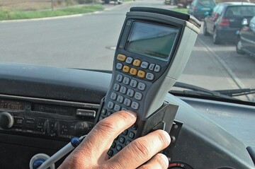 Sobald es auf die Baustelle geht, wird auf „Start“ getippt  die erfassten Arbeits-zeiten werden am Abend ausgelesen. Das mobile Zeiterfassungssystem der Firma MobilZeit nutzt die Metzinger Landschaftsbaufirma ProNatur seit 2006 
