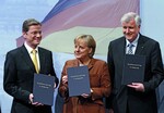 Erstmal Grund zur Freude: Guido Westerwelle, Angela Merkel und Horst Seehofer präsentieren den Koalitionsvertrag