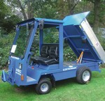 Der schmale, wendige Schmitz Elektro-Minikipper für Friedhofstransporte bekommt jetzt auf Wunsch eine Freigabe für den Straßenverkehr