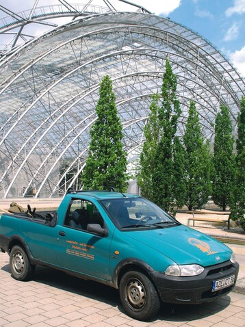 Groauftrag in Leipzig: Fr die Messe pflegt Stackelitz die gesamten Grnflchen  etliche davon in Steillage