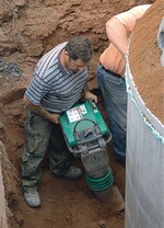 1 Verdichtung ist alles: Nachdem der Speicher eingebaut ist, verhindert lagenweises Abrütteln Setzungen