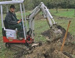 1 Vernünftige Grableistung bei geringem Flurschaden entwickelt dieser 800 kg schwere Takeuchi TB 108 von Stärk im Lössboden einer Streuobstwiese