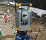 Mit reflektorlosen Messgeräten können präzise Absteckungen und  Geländeaufnahmen von nur einer Person ausgeführt werden