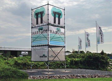 Mit dem Plakatturm fllt Hartten im Gewerbegebiet von Weitem auf