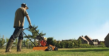 1 Fr Moos und Filz: Langlebige Antriebstechnik, robuste Ausstattung und millimetergenaues Arbeiten kennzeichnen einen professionellen Vertikutierer wie den 75 cm breiten Eliet E750 