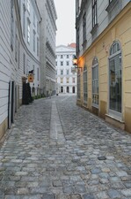 1 Das typische Straßenbild in der Altstadt von Wien, hier die Parisergasse – einfacher Straßenquerschnitt im V-Profil mit mittiger Rinne