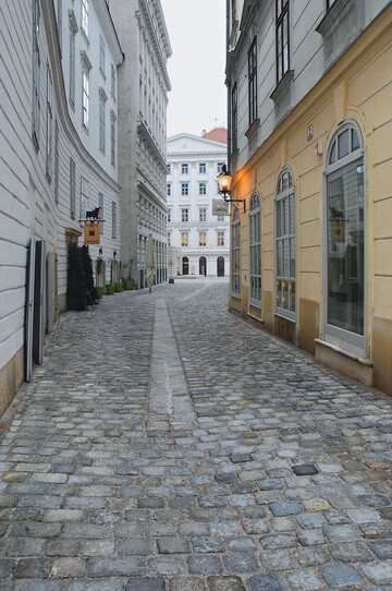 1 Das typische Straenbild in der Altstadt von Wien, hier die Parisergasse  einfacher Straenquerschnitt im V-Profil mit mittiger Rinne