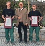 Die glücklichen Sieger des Bayern Cups: Christian Dobler (l) und Marco Fükelsberger (r.) mit ihrem Ausbilder Martin Gaissmaier