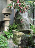 Wasserbecken sind in Japan Elemente der symbolischen inneren Reinigung – im Zusammenhang mit der Teezeremonie wurden sie im 16 Jh. Teil der Gärten