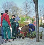 Lerninhalte verzahnen heißt beispiels-weise, dass die in der Berufsschule erarbeiteten Aufgaben im Betrieb oder in der ÜA praktisch umgesetzt werden