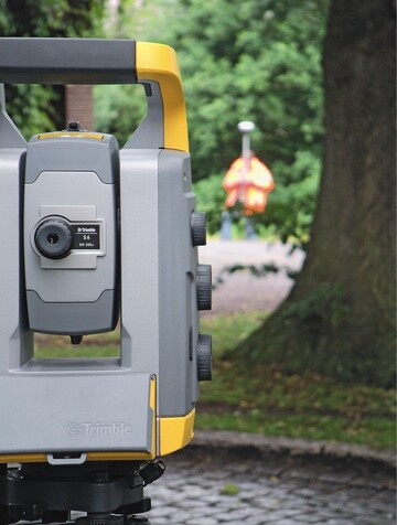 Mit reflektorlosen Messgerten knnen przise Absteckungen und Gelndeaufnahmen von nur einer Person ausgefhrt werden  das spart Zeit und Kosten 