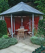 1 Der Pavillon liegt in der nordwestlichen Ecke des Grundstücks – von dort lässt sich der komplette Garten überblicken