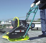 2 Ammann begeistert mit dem bequem handhabbaren Vorwärtsläufer AVP 1850 (117 kg, 18 kN)