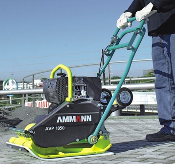 2 Ammann begeistert mit dem bequem handhabbaren Vorwrtslufer AVP 1850 (117 kg, 18 kN)
